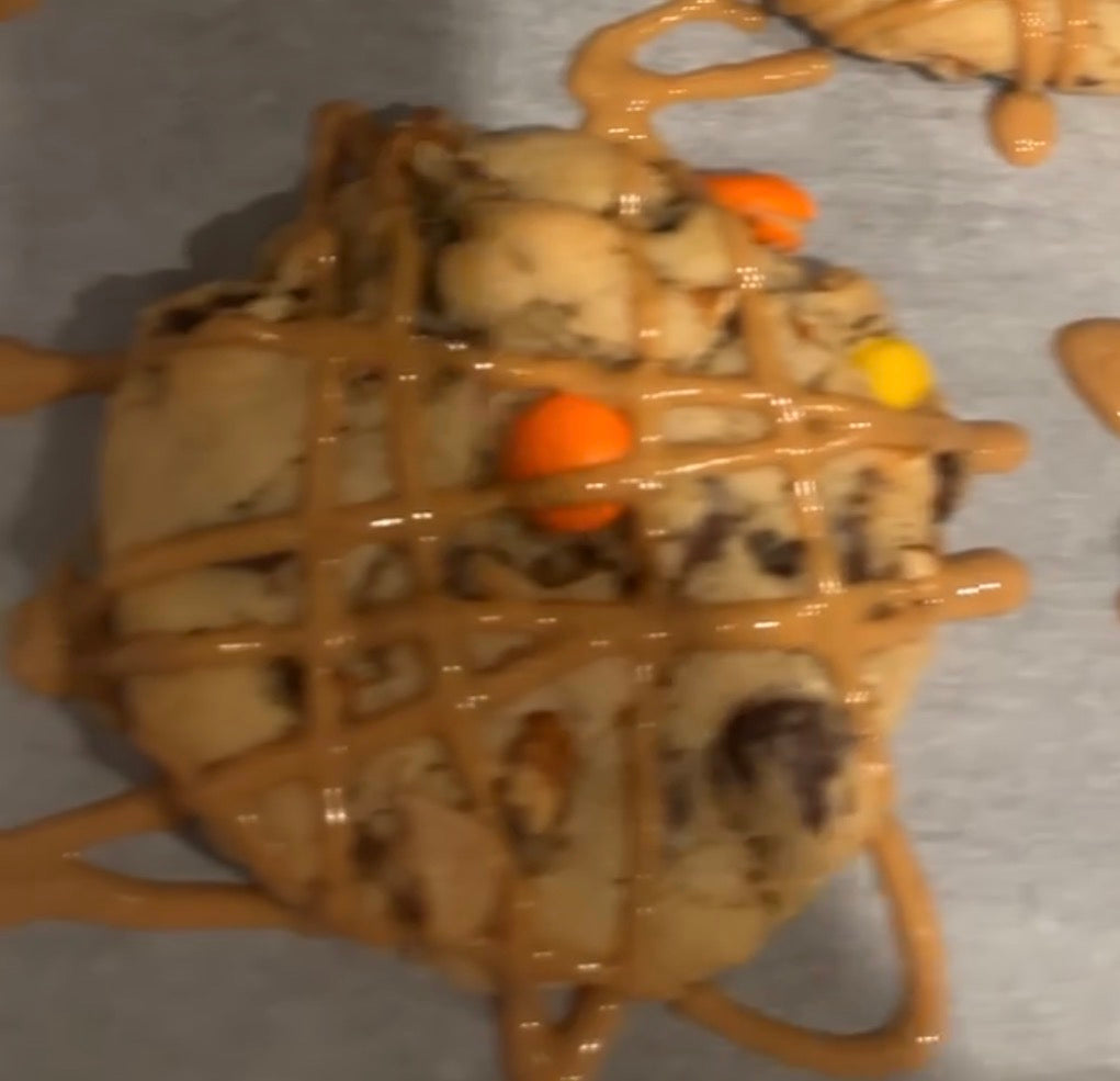 🥜 Peanut Butter Pretzel Reese’s Cookies 🍪